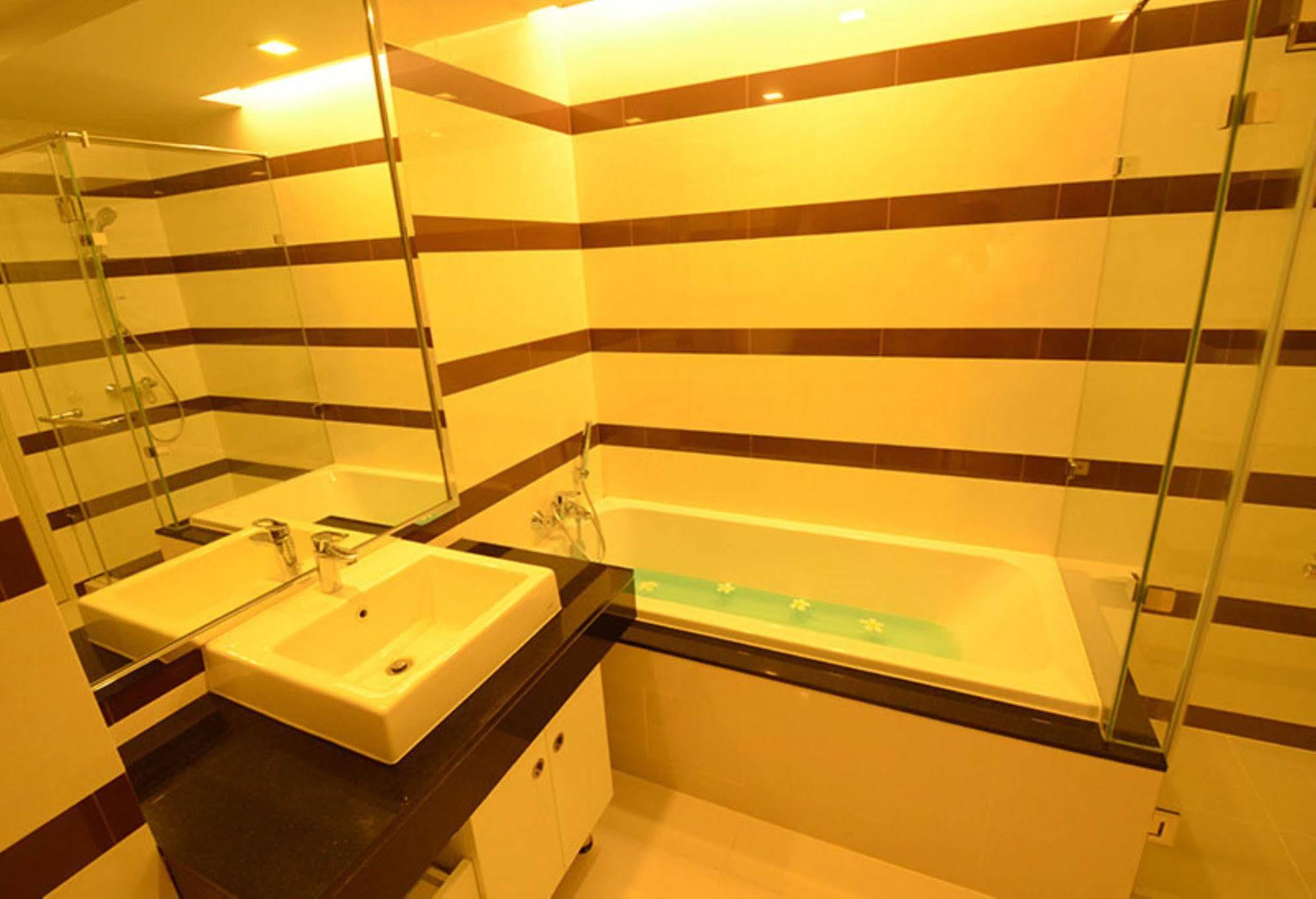 Beverly 33 By Aspira Bangkok Buitenkant foto