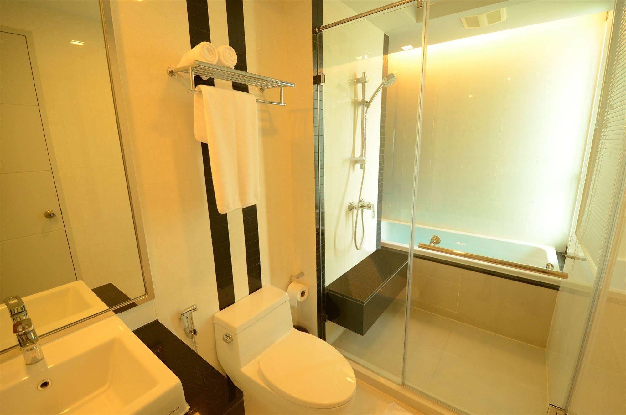 Beverly 33 By Aspira Bangkok Buitenkant foto