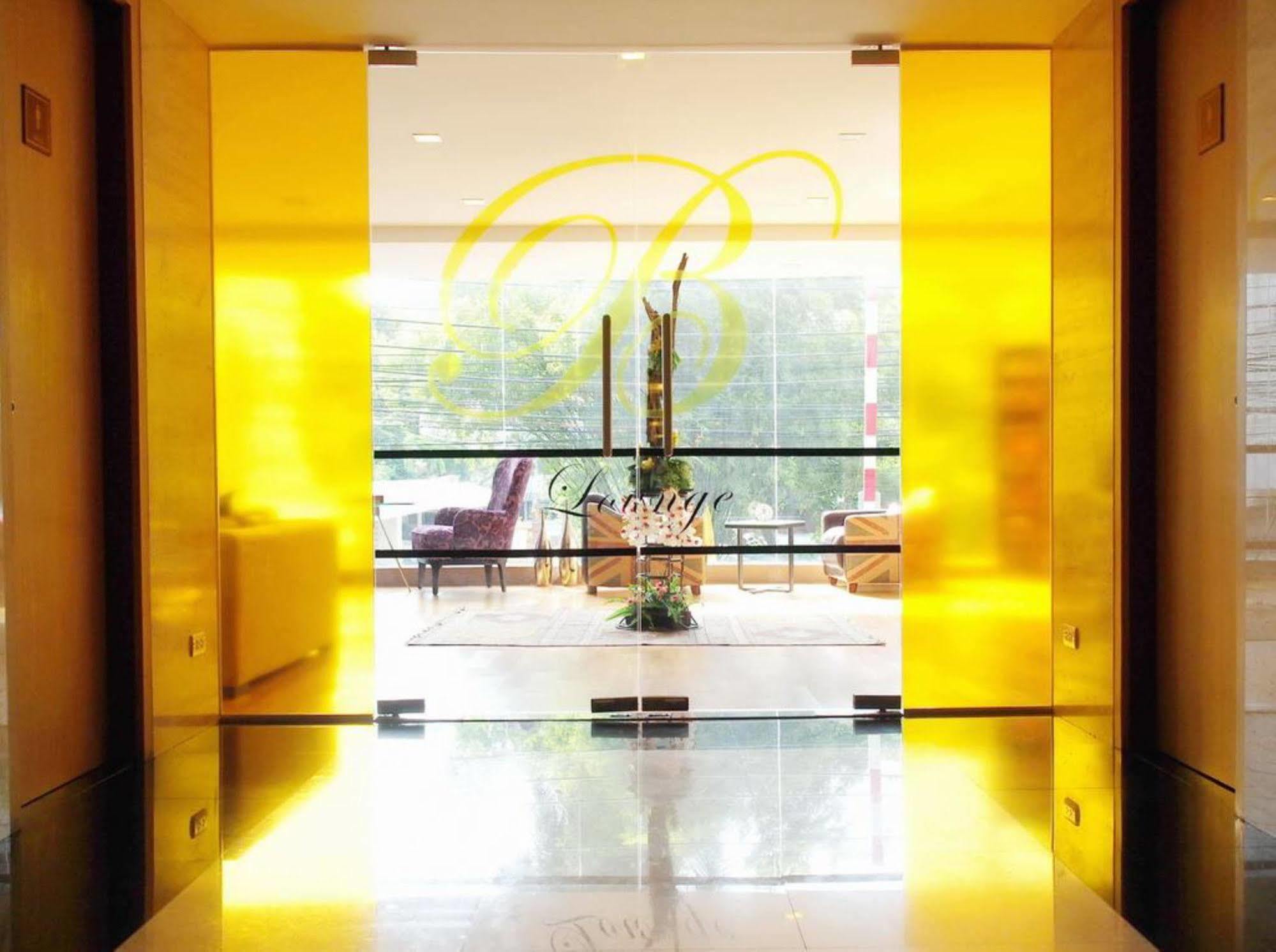 Beverly 33 By Aspira Bangkok Buitenkant foto