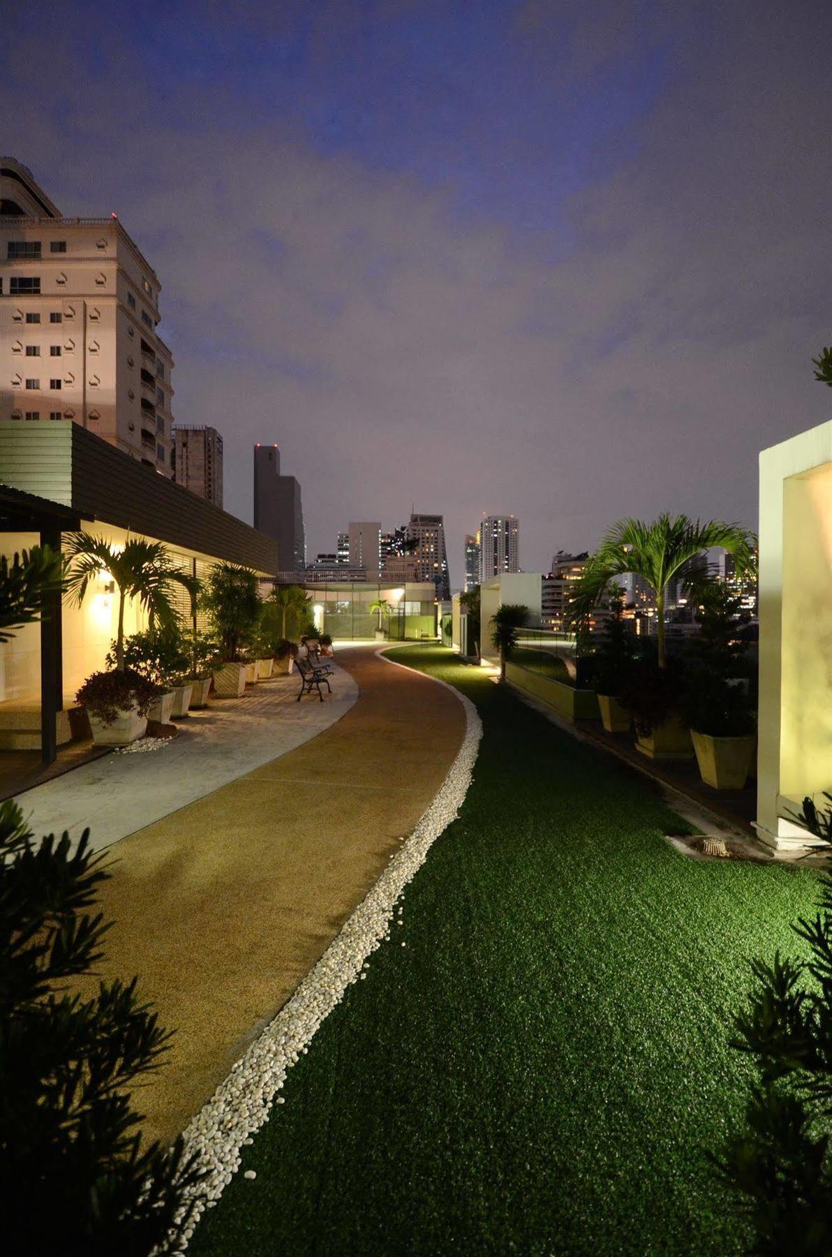 Beverly 33 By Aspira Bangkok Buitenkant foto